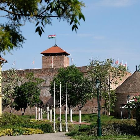 Vár-Torony Apartman Gyula Esterno foto