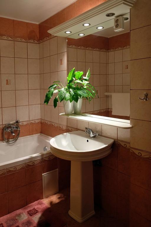 Vár-Torony Apartman Gyula Esterno foto