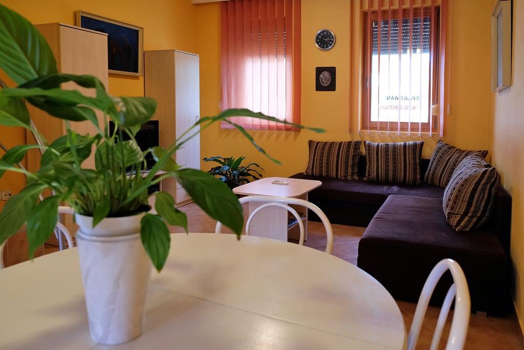 Vár-Torony Apartman Gyula Esterno foto