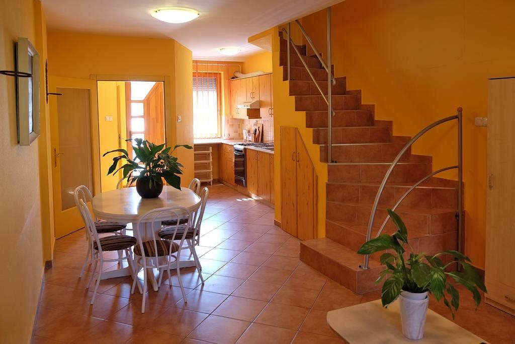 Vár-Torony Apartman Gyula Esterno foto