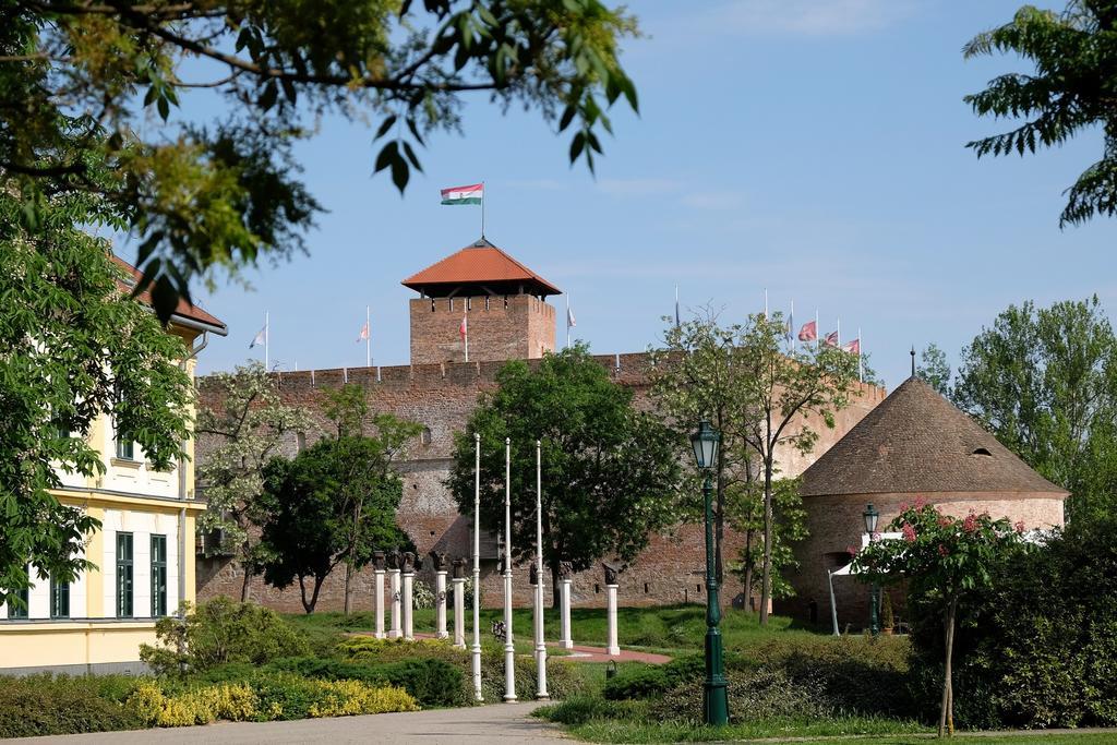 Vár-Torony Apartman Gyula Esterno foto